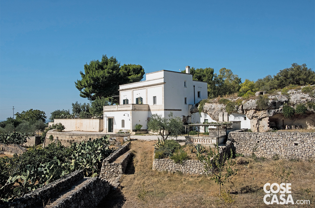 esterno masseria vista collina esterno masseria vista collina