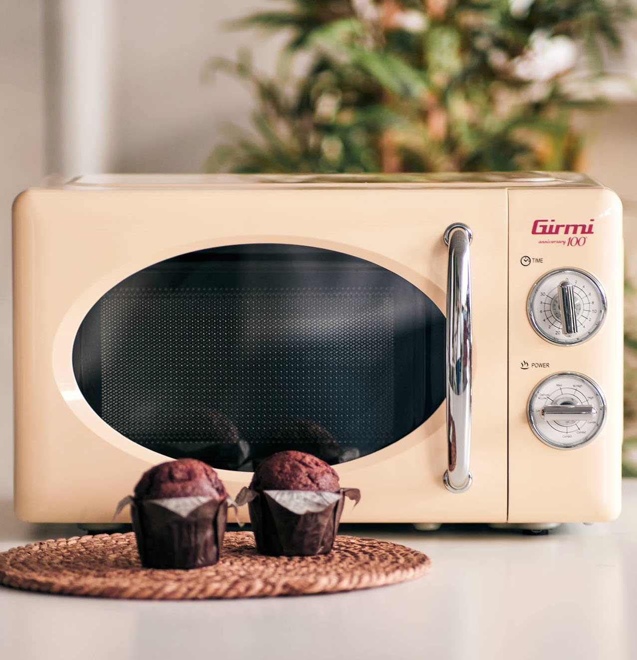 Caratterizzato design iconico dal carattere retrò e disponibile in 4 colori, il forno a microonde combinato FM21 di Girmi ha capienza di 20 litri. Regolabile su 3 modalità di cottura, microonde, grill, combinata, ha anche funzione di scongelamento e timer da 30 minuti. La potenza è di 700 watt e di 800 watt per il grill. Misura L 34 x P 26 x H 45,5 cm. Prezzo 144,90 euro.
www.girmi.it