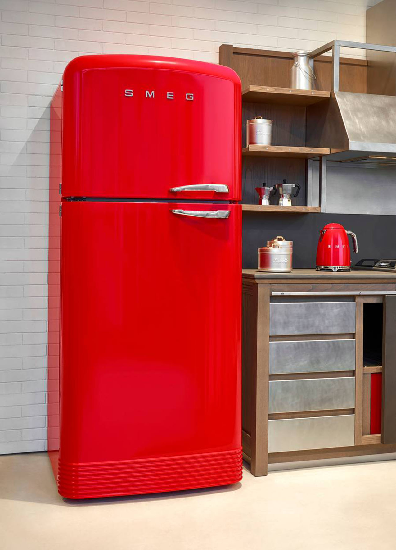 L'iconico frigorifero colorato della collezione 50's style di Smeg è in versione doppia porta con vano freezer nella parte superiore. Il sistema No Frost evita la formazione di ghiaccio e contribuisce ad una migliore conservazione degli alimenti e la ventola distribuisce uniformemente l’aria all'interno. Ha volume utile totale di 524 litri. Misura L 80 x P 80,5 x H 192 cm. Prezzo 2.599 euro. www.smeg.com