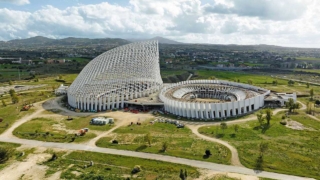 La Vela di Calatrava e l'Arena di Tor Vergata La Vela di Calatrava e l'Arena di Tor Vergata