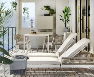 Possono essere collocati anche su un terrazzo i lettini SEGERÖN di Ikea Italia che sono dotati di un telaio in acciaio con rivestimento a polvere bianco e corda intrecciata. Lo schienale può essere regolato in 5 posizioni diverse; la fodera beige del cuscino imbottito, realizzata in poliestere riciclato, è idrorepellente. Misurano L 205 x P 72 x H 77 cm. Prezzo 229 euro. https://www.ikea.com