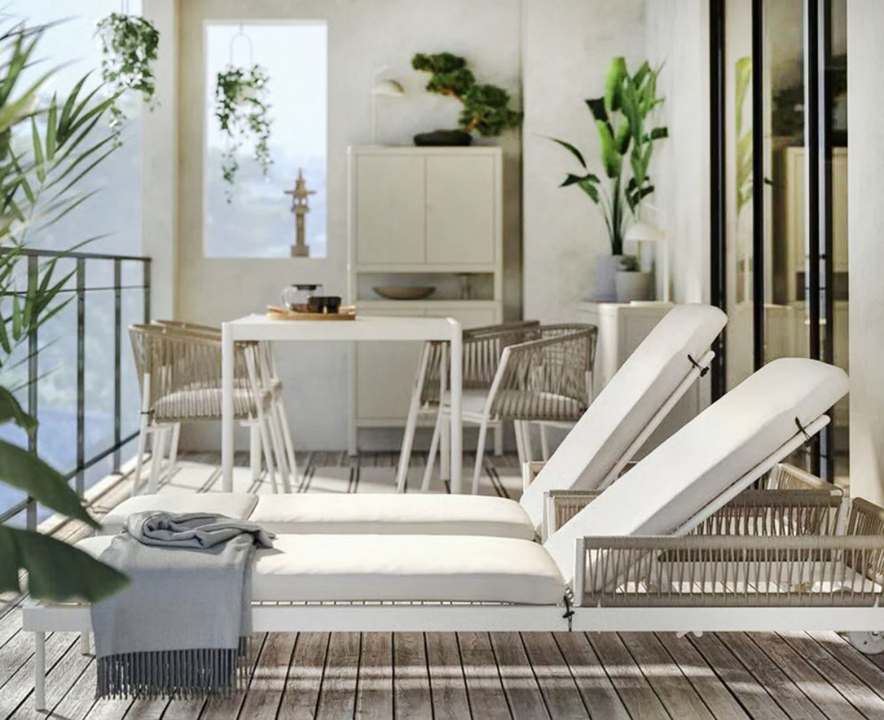 Possono essere collocati anche su un terrazzo i lettini SEGERÖN di Ikea Italia che sono dotati di un telaio in acciaio con rivestimento a polvere bianco e corda intrecciata. Lo schienale può essere regolato in 5 posizioni diverse; la fodera beige del cuscino imbottito, realizzata in poliestere riciclato, è idrorepellente. Misurano L 205 x P 72 x H 77 cm. Prezzo 229 euro. https://www.ikea.com
