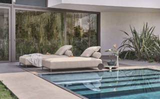 Una ricca imbottitura rivestita in tessuto outdoor color avorio per i lettini prendisole Sanders Air di Ditre Italia che hanno la base realizzata in metallo laccato con trattamento per esterni con due comode ruote. Misurano L 195 x P 114 x H 95 cm. Prezzo a partire da 3.862 euro. https://www.ditreitalia.com
