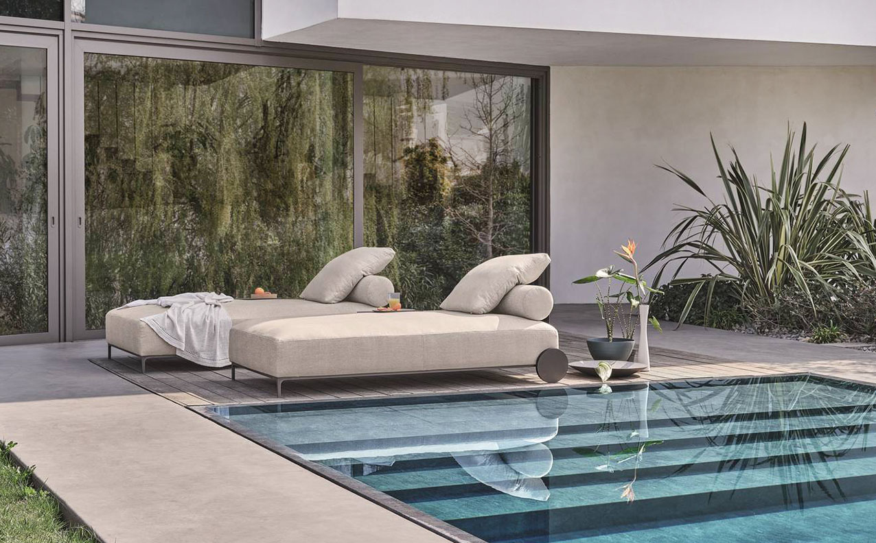 Una ricca imbottitura rivestita in tessuto outdoor color avorio per i lettini prendisole Sanders Air di Ditre Italia che hanno la base realizzata in metallo laccato con trattamento per esterni con due comode ruote. Misurano L 195 x P 114 x H 95 cm. Prezzo a partire da 3.862 euro. https://www.ditreitalia.com