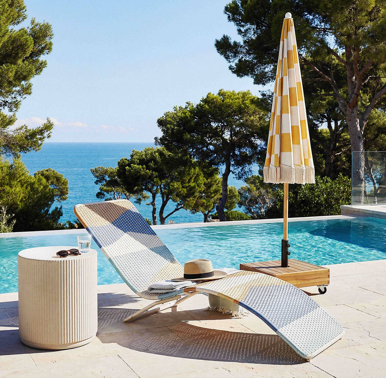 Il lettino Copacabana di Maisons du Monde è allegro e decorativo: il telaio in acciaio infatti è rivestito con un intreccio multicolore in resina di polietilene di alta qualità, progettata appositamente per sfidare i raggi UV e resistere alle intemperie senza perdere brillantezza. La seduta, traspirante e flessibile, lo rende comodo e confortevole. Misura L 171 x P 59 x H 69 cm. Prezzo 199 euro. https://www.maisonsdumonde.com