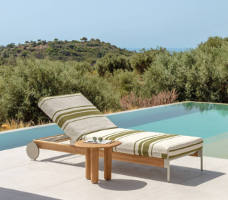 Ha la struttura realizzata in alluminio nella colorazione bianco caldo e legno di teak il lettino prendisole Flow di Talenti. I cuscini rivestiti in tessuti a righe, disponibili in diversi abbinamenti di colore, ne aumentano il comfort. Misura L 198 x P 71 x H 37 cm. Prezzo 3.862 euro + IVA. https://www.talentispa.com
