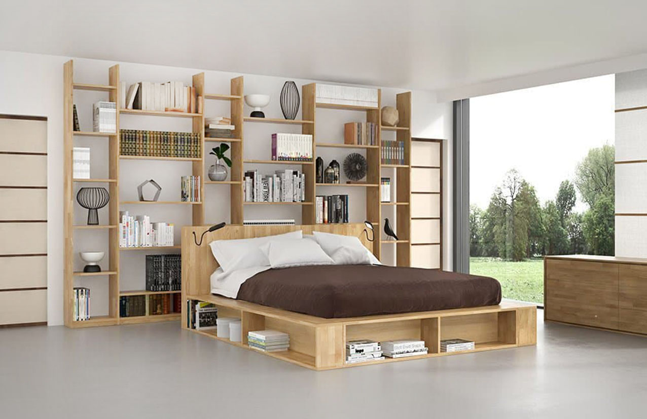 È dotato di vani libreria integrati su tre lati il letto contenitore Biblio di Cinius: la struttura, caratterizzata da uno stile contemporaneo ed essenziale, è realizzata in legno massello di faggio. È  presente una rete a doghe in legno sollevabile per mezzo di un sistema di stantuffi pneumatici, che permette di massimizzare lo spazio disponibile sotto il letto, riducendo al minimo le parti metalliche. Misura L 200 x P 223 x H 30 cm. Prezzo a partire da 1.851 euro. https://www.cinius.com