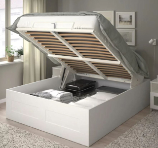 Sotto la base a doghe sollevabile del letto sommier Brimnes di Ikea Italia trova posto un ampio vano contenitore in cui riporre, in perfetto ordine e al riparo dalla polvere, valigie, coperte, piumini. L'assenza della testiera e la colorazione bianca lo rende un pezzo facile da ambientare in ambienti diversi e di ottimizzare al meglio lo spazio. Misura L 161 x P 206 x H 47 cm. Prezzo 449 euro. https://www.ikea.com