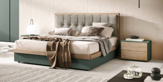 Fa parte della linea Eclipse di Moretti Compact Giorno Notte il letto C14 che abbina il giroletto contenitore Tau Box, in laccato opaco muschio con cornice in Rovere Gessato, alla testata Molding Pad rivestita in tessuto Biancospino. È possibile scegliere tra due versioni per il sollevamento della rete: quella classica obliqua oppure quella dritta, parallela al pavimento che permette di accedere facilmente anche alla porzione di contenitore più vicina alla testata. Entrambe le reti hanno sistema di apertura assistito, che consente un sollevamento più agevole e un accesso senza sforzo al vano sottostante. Misura L 191,6 x P 215,9 x H 108 cm. Prezzo 2.247 euro. https://www.moretticompact.it