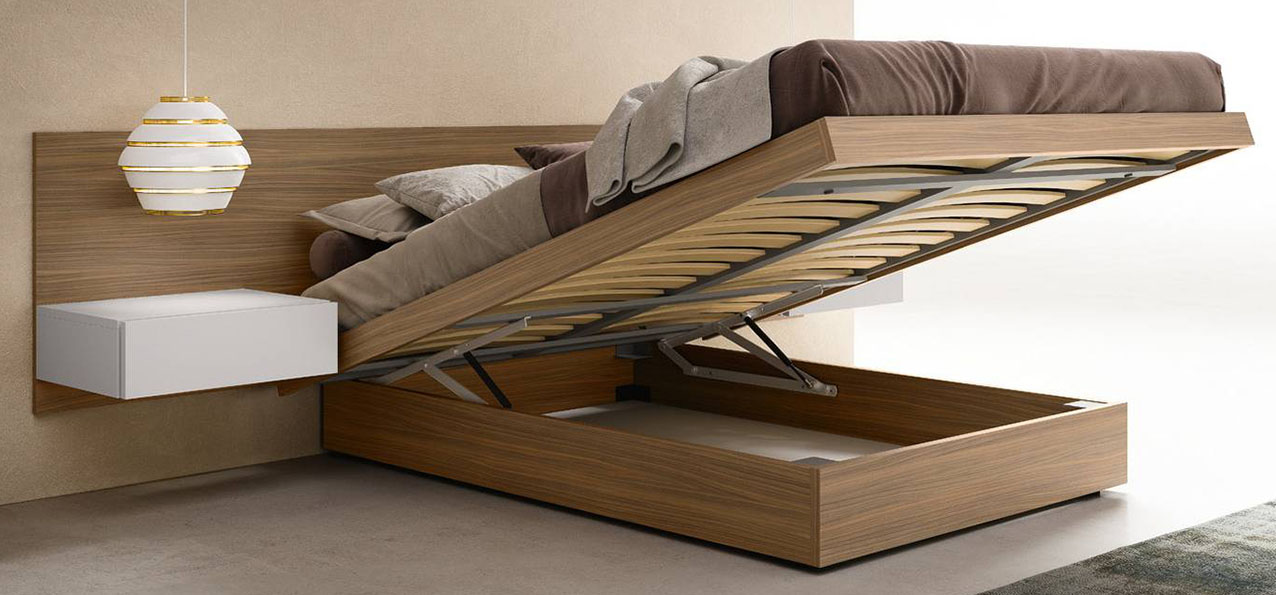 Ha la struttura realizzata in melaminico nella finitura noce il letto Float di Zalf che è caratterizzato dalla presenza della testata lineare con i comodini sospesi Gap nella variante bianco talco e dal giroletto inferiore con un comodo box contenitore. Misura L 169/295 x P 206,3 x H 93 cm. Prezzo su richiesta. https://www.zalf.com