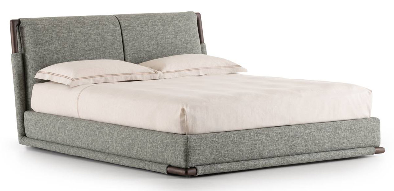 Il letto matrimoniale Gaudí Le Grand di Flou abbina un'ampia struttura in legno massello lavorato artigianalmente, disponibile in numerose essenze diverse (frassino naturale, frassino tinto caffè, frassino tinto nero, iroko naturale e iroko tinto caffè), su cui si appoggia il rivestimento in morbido tessuto o in pelle, completamente sfoderabile. La base integra un contenitore con piano a doghe regolabili, offrendo uno spazio supplementare prezioso. Misura L 190 x P 235 x H 106 cm. Prezzo 5.580 euro (per la versione con contenitore, escluso materasso e biancheria). https://www.flou.it