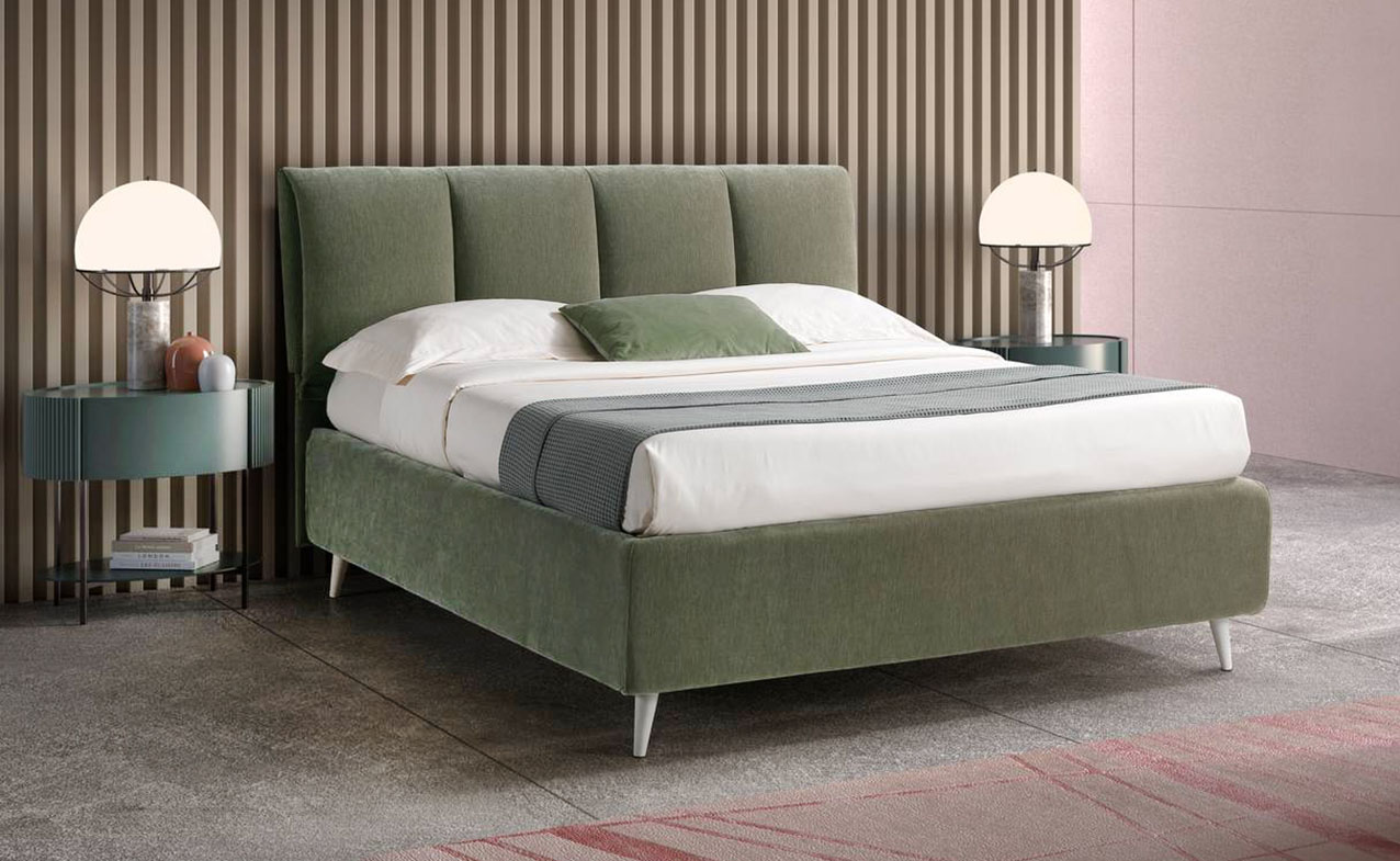 Il letto Kami di Perdormire presenta una testata a cappuccio arricchita da cuciture verticali; è dotato di un comodo contenitore ed è personalizzabile nei materiali per il rivestimento (colori, tessuti e texture) e nei piedini. Inoltre, è sfoderabile per facilitare le operazioni di pulizia. Misura L 160 x P 190 x H 114 cm. Prezzo 1.289 euro. https://www.perdormire.com