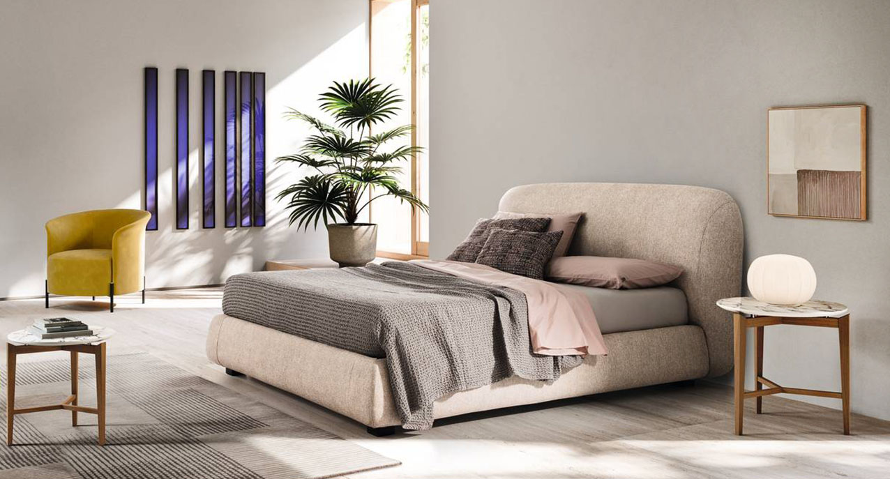 Si ispira alla forma delle rocce modellate dal vento il letto Noa di Calligaris che è disponibile nella variante con vano contenitore. La testata è morbida, voluminosa, con un effetto tridimensionale messo in evidenza dalle cuciture presenti sulle superfici curve rivestite in tessuto chiaro. Misura L 204 x P 230 x H 109 cm. Prezzo a partire da 2.733 euro (con meccanismo a compasso). https://www.calligaris.com