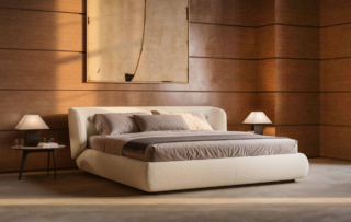 Una base importante per il letto con contenitore Nobu di Lema che ha una silhouette appare compatta e morbida, messa in evidenza dalle imbottiture generose che sostengono il corpo in modo uniforme. La colorazione chiara del tessuto del rivestimento lo rende facile da ambientare. Misura L 241 x P 224 x H 88 cm. Prezzo 6.374 euro. https://www.lemamobili.com