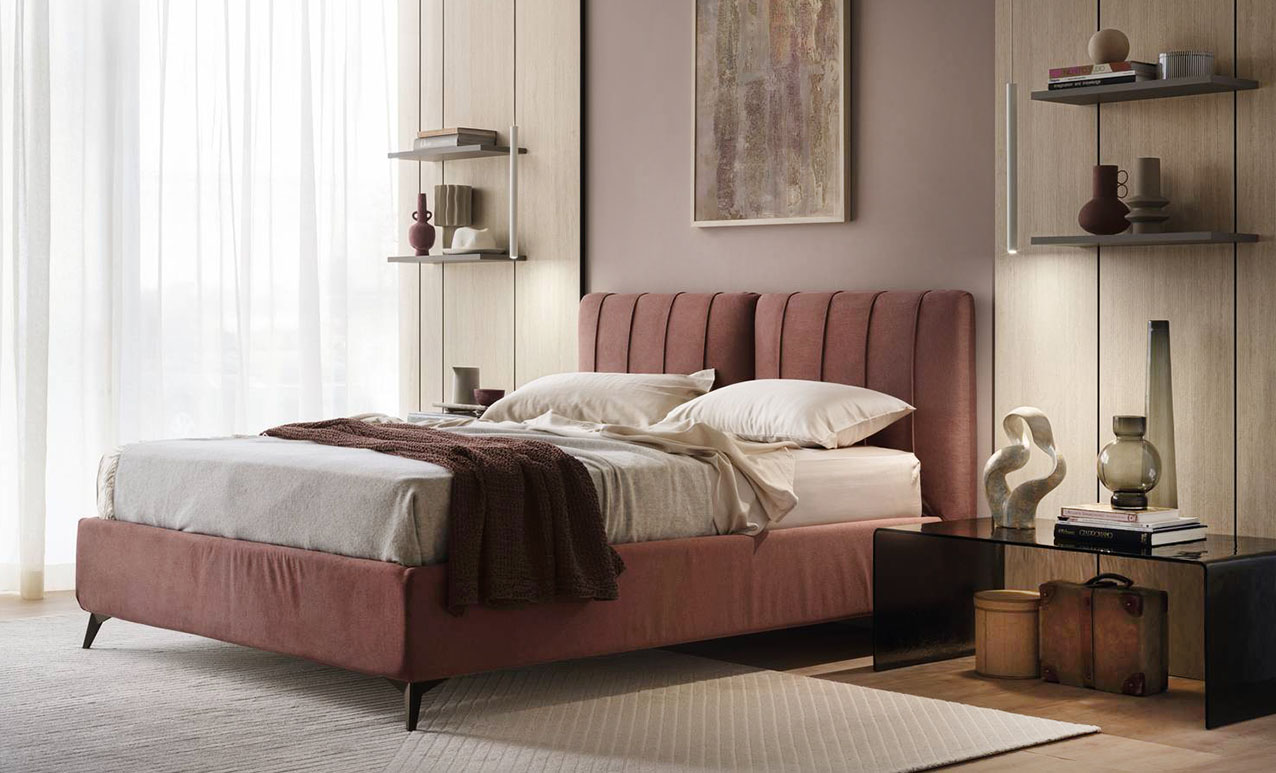 La testata imbottita del modello Olimpia di Scavolini è decorata da una serie di profili cordonati verticali che impreziosiscono il rivestimento, realizzato in tessuto Point, in una intensa colorazione che rende il letto protagonista della camera. È corredato di un pratico vano contenitore e di piedini Delta nella finitura Moka. Misura L 180 x P 210/220 x H 110,5 cm. Prezzo su richiesta. https://www.scavolini.com