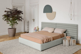 Dimensioni importanti per la testata del letto contenitore Pan Flute bed di Saba: è ricoperta da velfodera accoppiata a poliuretano espanso ed è rivestita in tessuto non sfoderabile in una delicata tonalità pastello. I piccoli piedi  in legno verniciato nero sollevano la struttura da terra. Misura L 260 x P 212 x H 93 cm. Prezzo al pubblico a partire da 5.079 euro + IVA. https://sabaitalia.com