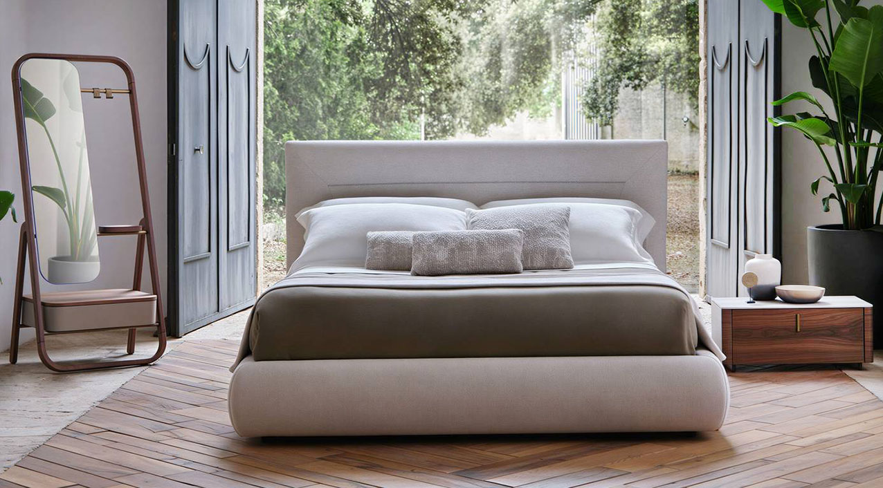 Il letto Rania di Conte Casa è dotato di una testiera rettangolare, rivestita in tessuto chiaro con cuciture orizzontali in contrasto, e di un comodo giroletto contenitore imbottito che ne sottolinea il design morbido. Misura L 193 x P 213 x H 110 cm. Prezzo 3.076 euro. https://www.contecasa.it