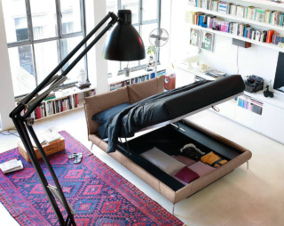 Il letto So Casual di Noctis è dotato del sistema contenitore Secret Box, che permette di riporre lenzuola, trapunte e cuscini al suo interno, e di piedini Osaka in metallo nella finitura cromo. La testata imbottita e il giroletto sono ricoperti con il rivestimento Taurus. Misura L 178 x P 231 x H 101 cm. Prezzo a partire da 2.915 euro. https://www.noctis.it