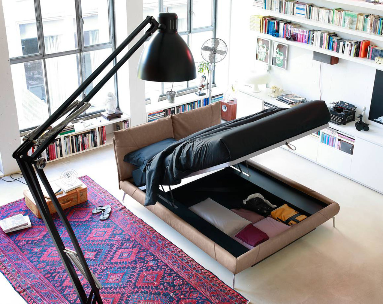 Il letto So Casual di Noctis è dotato del sistema contenitore Secret Box, che permette di riporre lenzuola, trapunte e cuscini al suo interno, e di piedini Osaka in metallo nella finitura cromo. La testata imbottita e il giroletto sono ricoperti con il rivestimento Taurus. Misura L 178 x P 231 x H 101 cm. Prezzo a partire da 2.915 euro. https://www.noctis.it