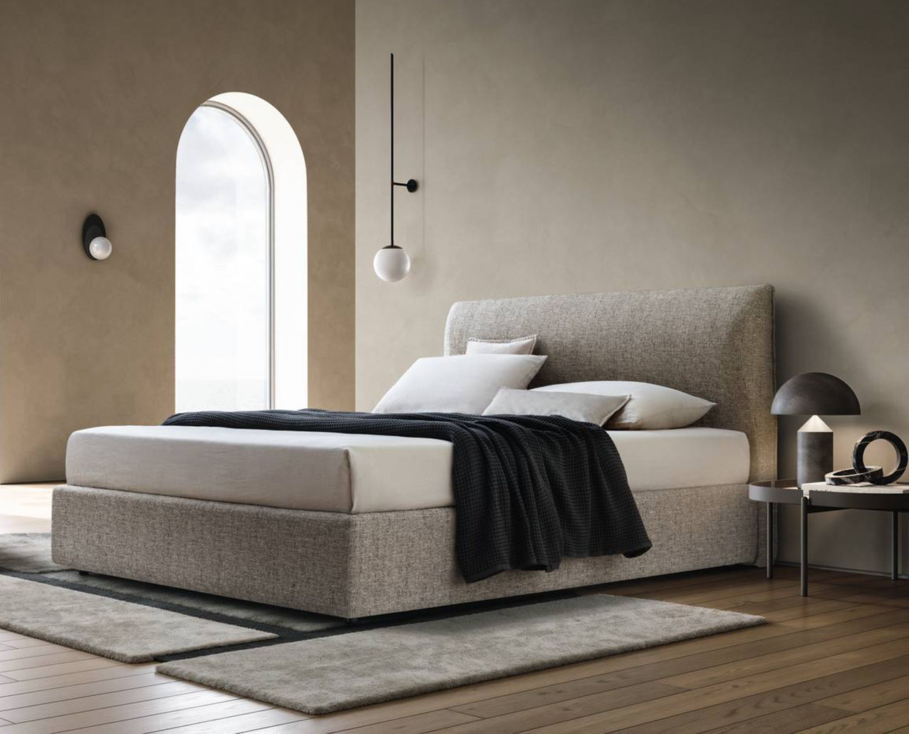 Lineare e compatto il letto Wave di Ennerev che è dotato di una sinuosa testiera imbottita che ne aumenta il comfort; inoltre, può essere dotato di  box standard per ottimizzare lo spazio o del sistema Easy-Up: un meccanismo a doppio movimento che non solo solleva la rete per accedere al vano, ma la posiziona orizzontalmente, permettendo di rifare il letto senza piegare la schiena. Misura L 176/196 x P 208/218 x H 28/108 cm. Prezzo a partire da 1.248 euro. https://www.ennerev.it