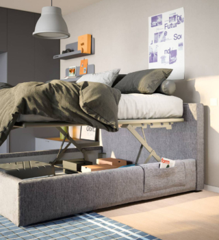 Coniuga comfort ed ergonomia il letto imbottito con contenitore Wind di Nidi che ha la testiera rettangolare che si integra alla perfezione con il giroletto dando vita a una struttura elegante e compatta. È personalizzabile in uno dei tanti tessuti sfoderabili Nidi. Sono disponibili una serie di accessori come la tasca portaoggetti in tessuto Paddle, da fissare con velcro ai longoni, per tenere a portata di mano tutto quello che serve, o la rete alzante con meccanismo ammortizzato che consente di sfruttare il vano contenitore sottostante. Misura L 178 x P 213 x H 91 cm. Prezzo a partire da 1.982,50 euro. https://nidi.it
