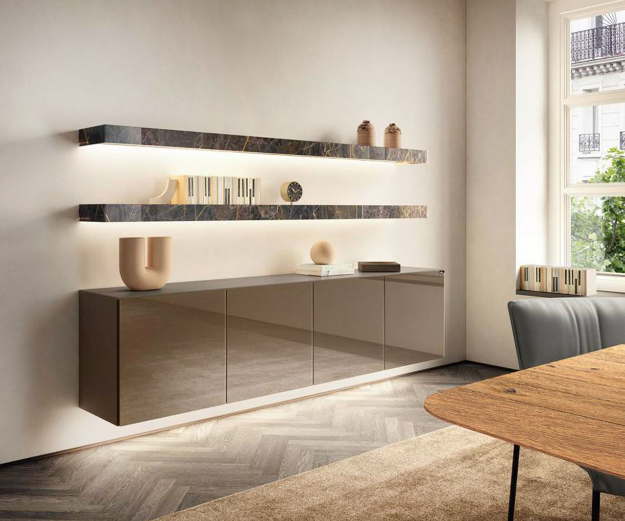 Design modulare per la madia sospesa 36e8 di Lago che ha le quattro ante realizzate in vetro temperato lucido color tortora, che danno vita ad una superficie elegante e facile da pulire, e che è completamente personalizzabile. È dotata di un sistema di illuminazione a Led integrato che retroillumina i ripiani e il pavimento sottostante. Misura L 220,8 x P 40,6 x H 55,2 cm. Prezzo su richiesta. https://www.lago.it