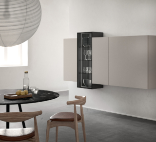 Fa parte del sistema Wallover di Caccaro la madia sospesa che è composta da una serie di moduli con la struttura in laccato opaco ombra, interrotti dall'elemento a sviluppo verticale in nero stout con l'anta in vetro fumé. La flessibilità dei moduli consente di progettare soluzioni su misura, sartoriali, per ogni ambiente, trasformando la parete in un elemento di arredo. Misura L 225 x P 35,5 x H 144 cm. Prezzo a partire da 2.813 euro + Iva. https://www.caccaro.com