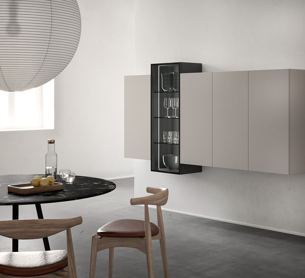Fa parte del sistema Wallover di Caccaro la madia sospesa che è composta da una serie di moduli con la struttura in laccato opaco ombra, interrotti dall'elemento a sviluppo verticale in nero stout con l'anta in vetro fumé. La flessibilità dei moduli consente di progettare soluzioni su misura, sartoriali, per ogni ambiente, trasformando la parete in un elemento di arredo. Misura L 225 x P 35,5 x H 144 cm. Prezzo a partire da 2.813 euro + Iva. https://www.caccaro.com