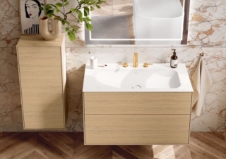 È a un’anta lo stretto mobile verticale sospeso Finion di Villeroy & Boch con due ripiani in vetro. Ha finitura Oak Veneer. Misura L 41,8 x P 27 x H 93,6 cm. Prezzo, Iva esclusa, 2.040 euro. www.villeroy-boch.it