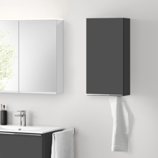 Ha un’anta con maniglia il mobile pensile sospeso evineo ineo4 di Reuter con finitura antracite opaco. Disponibile anche nella finitura bianco a specchio e rovere. Misura L 35 x P 17x H 70 cm. Prezzo 228,97 euro. www.reuter.com