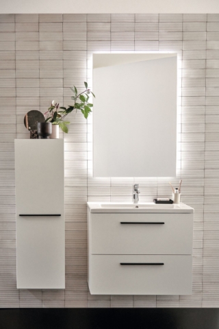 Il mobile a giorno alto e stretto sospeso della collezione i.life S di Ideal Standard è realizzato con legno proveniente da fonti sostenibili. In foto è nella finitura bianca. Misura L 40 x P 21 x H 120 cm. Prezzo, Iva esclusa, 510,50 euro. www.idealstandard.it