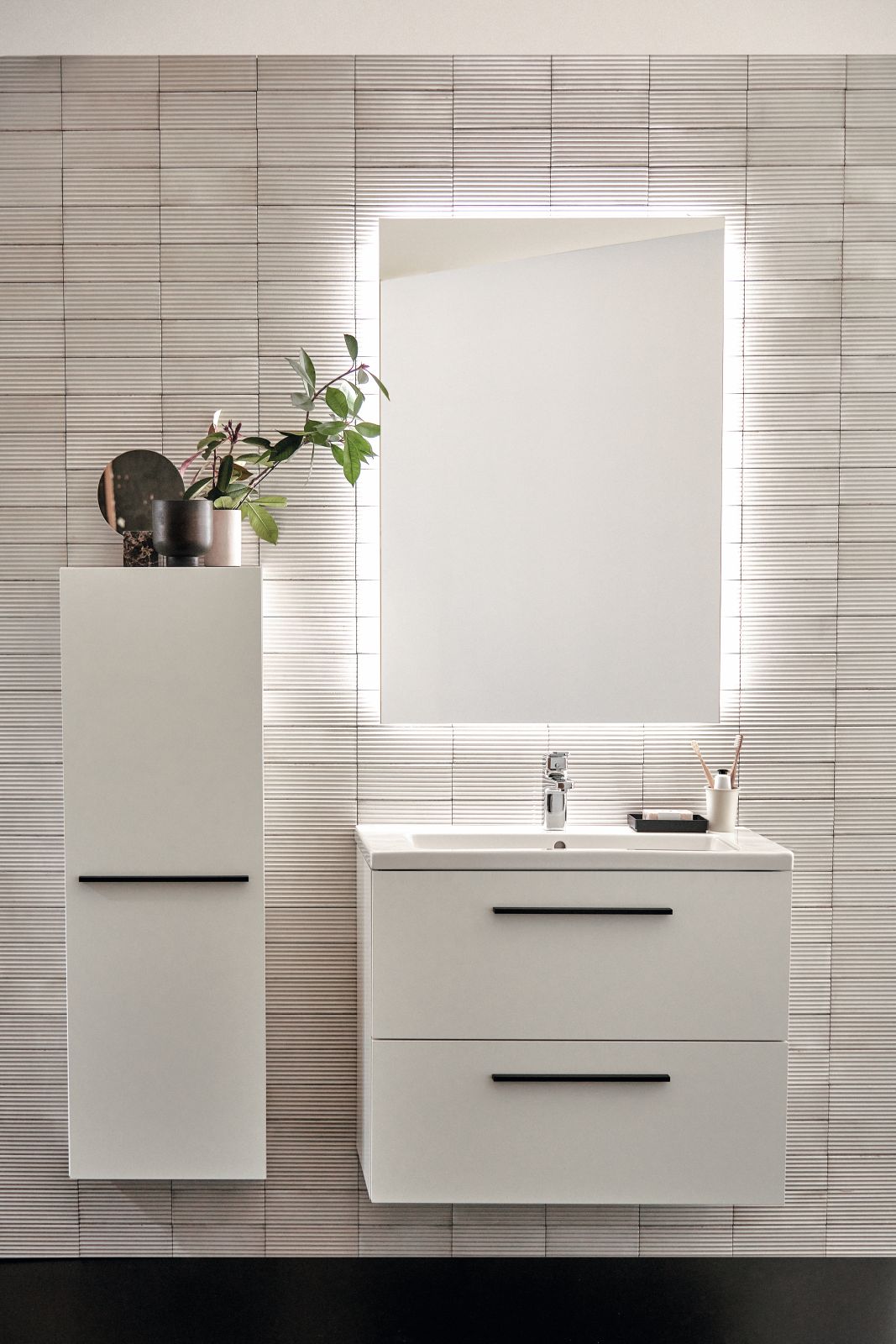 Il mobile a giorno alto e stretto sospeso della collezione i.life S di Ideal Standard è realizzato con legno proveniente da fonti sostenibili. In foto è nella finitura bianca. Misura L 40 x P 21 x H 120 cm. Prezzo, Iva esclusa, 510,50 euro. www.idealstandard.it