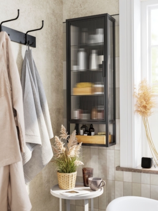 Ha ripiani e anta a vetro antracite il pensile MOSSJÖN di Ikea che combina vani chiusi e spazi a giorno per organizzare il bagno in modo funzionale ed equilibrato. Il ripiano aperto permette di tenere a portata di mano gli oggetti di uso quotidiano, mentre l’anta in vetro zigrinato nasconde il contenuto del mobile senza bloccare il passaggio della luce. Ha ripiani interni in vetro regolabili e maniglia con chiusura magnetica. Misura L 36 x P 18 x H 102 cm. Prezzo 79 euro. www.ikea.com