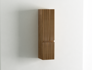 Ha due ante con apertura verso destra e con impugnatura a taglio 45° a chiusura rallentata il pensile bagno LOMBOK di Iperceramica. È realizzato in legno naturale massello di teak. Dal design minimal, ha lavorazione cannettata verticale, finitura Teak Naturale. All’interno dispone di 3 ripiani. Misura L 25 x P 25 x H 100 cm. Prezzo 549,99 euro. www.iperceramica.it