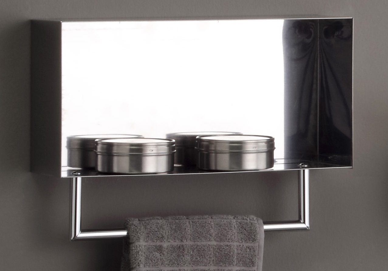 Il piccolo contenitore 1058 della collezione Inox di Stilhaus è dotato di porta salviette. È disponibile in inox lucido, come in foto, bianco opaco e nero opaco. Misura L 36 x P 10 x H 18,4 cm. Prezzo, Iva esclusa, 150 euro. www.stilhaus.it