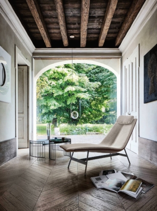 Alpilles di Bonaldo è sostenuta da una base a quattro gambe in metallo; la scocca imbottita può essere rivestita in tessuto
o pelle. Misura L 158 x P 64 x H 94 cm; prezzo da rivenditore. www.bonaldo.com