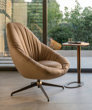 La poltrona Bacio di Riflessi ha lo schienale e la seduta caratterizzata da una forma ergonomica; l'imbottitura in poliuretano flessibile ne aumenta il comfort. Il sontuoso rivestimento è realizzato in pregiata pelle Nabuk; la base girevole in alluminio pressofuso è declinata nella elegante finitura bronzo. Misura L 95 x P 90 x H 105 cm. Prezzo 4.258 euro. https://www.riflessi.it
