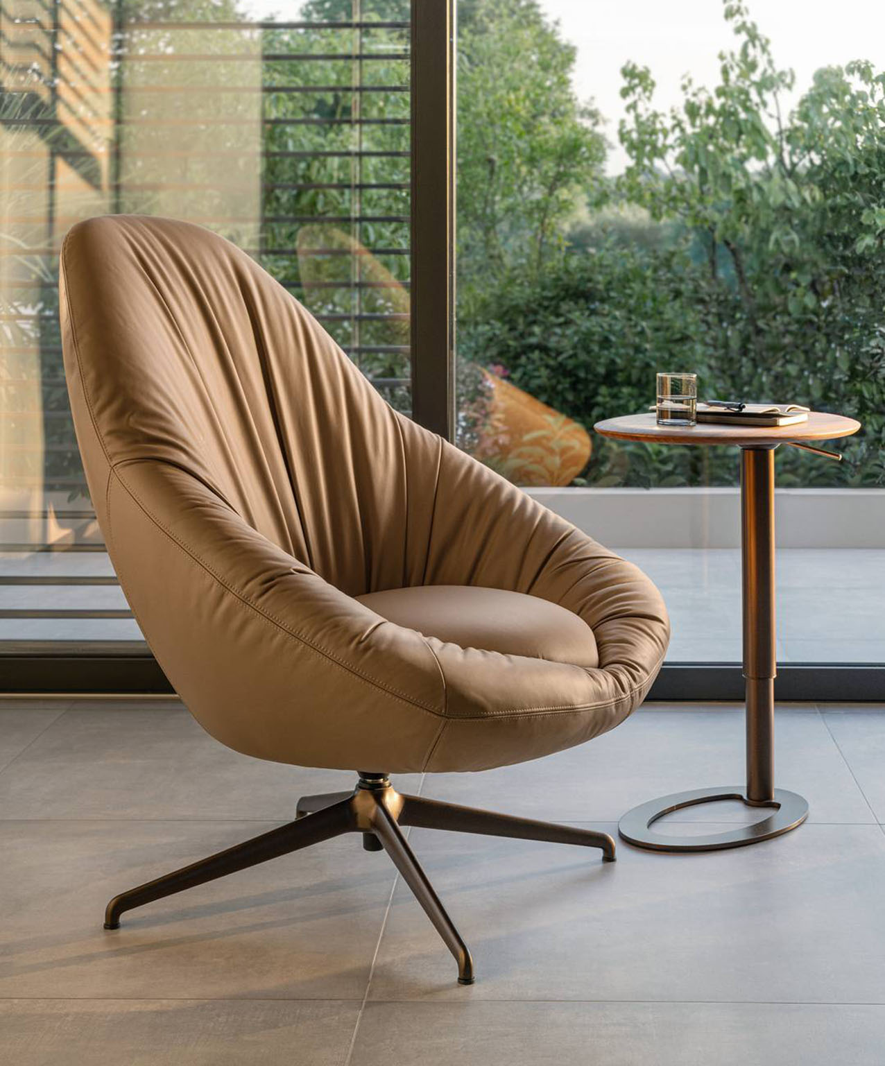 La poltrona Bacio di Riflessi ha lo schienale e la seduta caratterizzata da una forma ergonomica; l'imbottitura in poliuretano flessibile ne aumenta il comfort. Il sontuoso rivestimento è realizzato in pregiata pelle Nabuk; la base girevole in alluminio pressofuso è declinata nella elegante finitura bronzo. Misura L 95 x P 90 x H 105 cm. Prezzo 4.258 euro. https://www.riflessi.it
