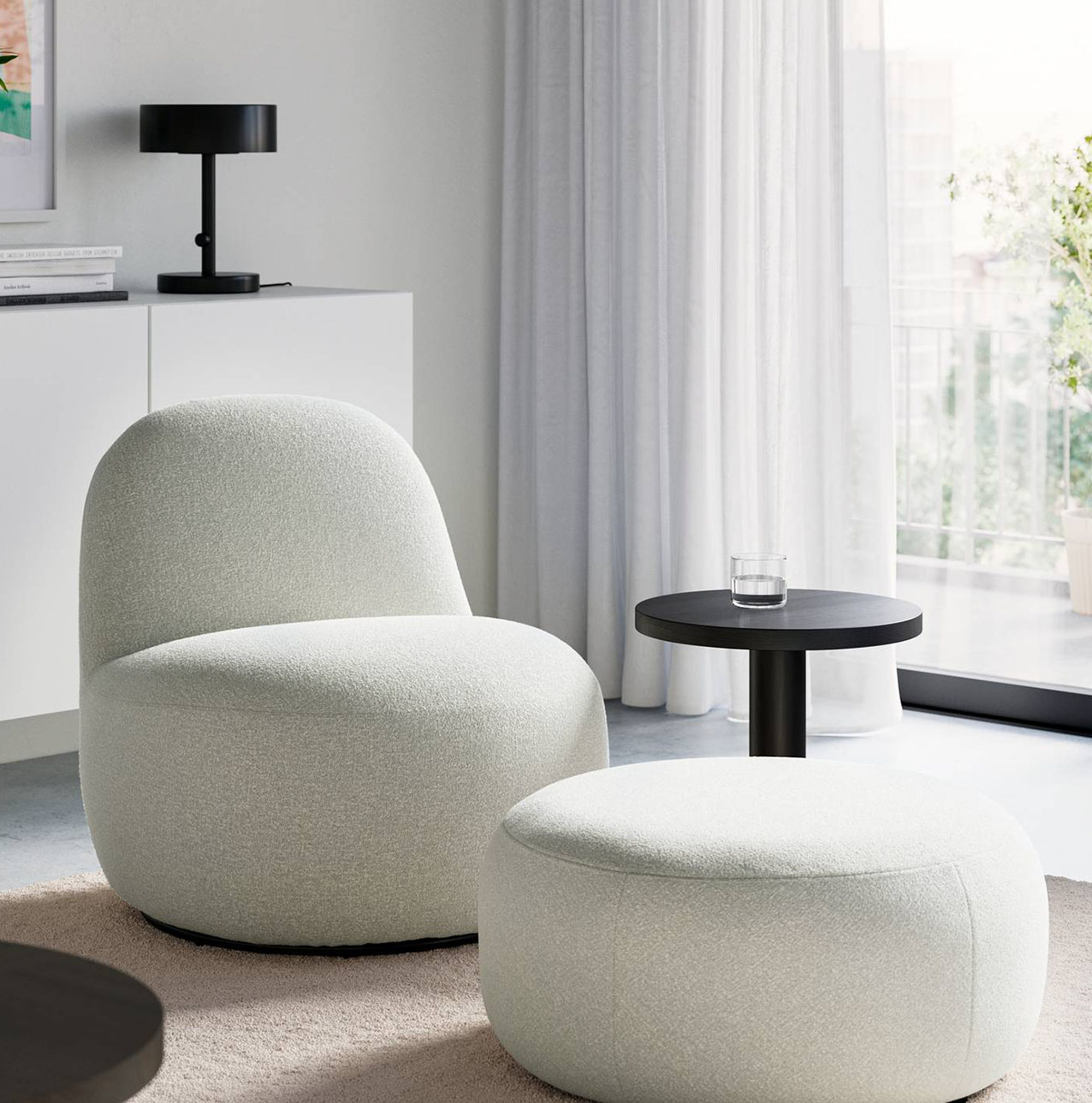 È completamente rivestita in tessuto bouclé Axvall bianco la poltrona girevole LILLESÄTER di Ikea Italia che ha una texture materica e accogliente. È imbottita con molle insacchettate e schiuma sagomata che garantiscono un sostegno duraturo. Misura L 70 x P 79 x H 71 cm. Prezzo 219 euro. https://www.ikea.com