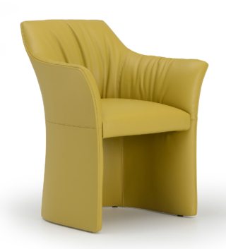 Garantisce il massimo comfort la poltrona Sella di i4Mariani nella versione pozzetto in cui schienale e braccioli si fondono in un unico gesto fluido, dando vita ad una silhouette armoniosa. Il rivestimento, disponibile in tessuto o in pelle, valorizza le superfici attraverso una lavorazione accurata e dettagli sartoriali che ne sottolineano il profilo. Misura L 70 x P 64 x H 85 cm. Prezzo a partire da 3.666 euro. https://www.i4mariani.com