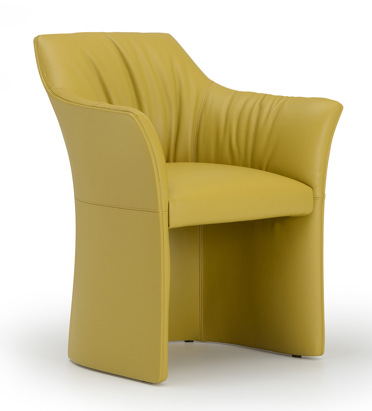 Garantisce il massimo comfort la poltrona Sella di i4Mariani nella versione pozzetto in cui schienale e braccioli si fondono in un unico gesto fluido, dando vita ad una silhouette armoniosa. Il rivestimento, disponibile in tessuto o in pelle, valorizza le superfici attraverso una lavorazione accurata e dettagli sartoriali che ne sottolineano il profilo. Misura L 70 x P 64 x H 85 cm. Prezzo a partire da 3.666 euro. https://www.i4mariani.com