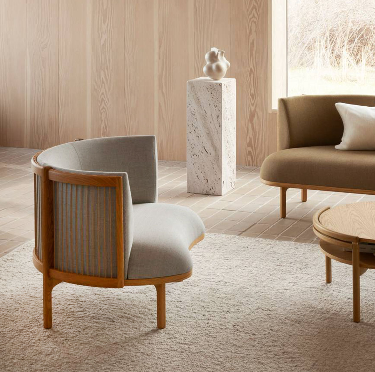 Ha la seduta e lo schienale imbottiti la poltrona Sideways Lounge Chair RF1904 di Carl Hansen & Søn che ha la struttura realizzata in legno massello con uno stile elegantemente retrò. Il rivestimento, liscio e senza pieghe, è realizzato in tessuto paper cord. Misura L 92 x P 75 x H 74 cm. Prezzo a partire da 3.045 euro + Iva. https://www.carlhansen.com