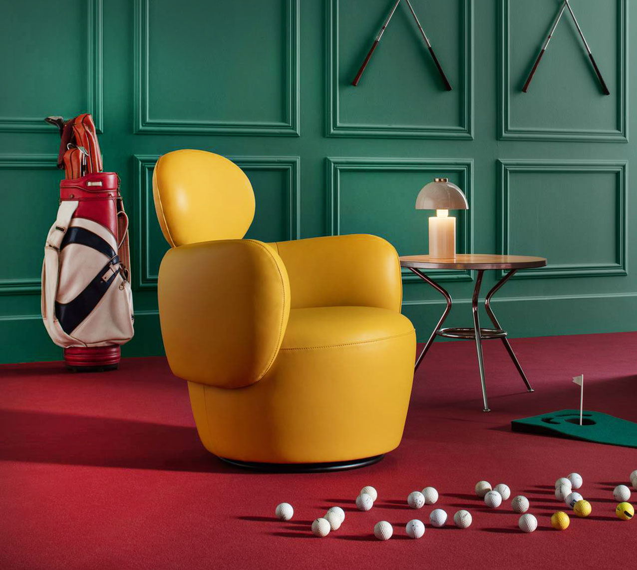 Giallo intenso per il rivestimento della poltroncina Sillage di Aerre Italia che, grazie alla sua forma, garantisce un comfort anatomicamente perfetto. La seduta è dotata di un basamento girevole, mentre i profili colorati e curvilinei esaltano le sue forme fluide e armoniose. Misura L 79 x P 80 x H 84 cm. Prezzo a partire da 1.278 euro. https://www.aerreitalia.com