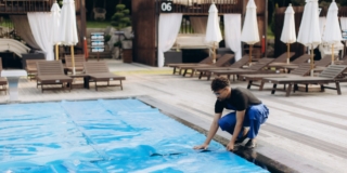 Come pulire il telo della piscina: istruzioni per l’uso