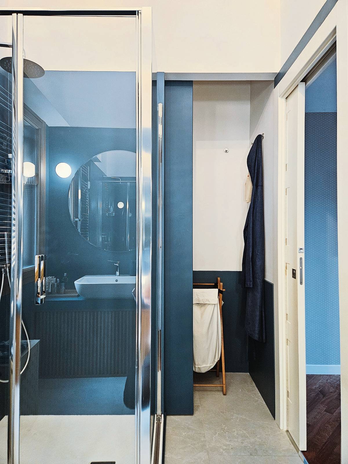 La microresina è stata applicata fino a un’altezza di 220 cm, direttamente sopra il rivestimento ceramico esistente, lasciando libere di traspirare le porzioni superiori delle pareti - fino a 285 cm - e il soffitto, considerate le condizioni di umidità del locale. Il ciclo di posa, più articolato e lungo rispetto alla semplice verniciatura, richiede tempi di asciugatura tra una fase e l’altra e la carteggiatura del rasante, ma garantisce prestazioni nettamente superiori. In questo caso, l’intero procedimento ha comportato 3 giorni di lavoro. La microresina è stata applicata fino a un’altezza di 220 cm, direttamente sopra il rivestimento ceramico esistente, lasciando libere di traspirare le porzioni superiori delle pareti - fino a 285 cm - e il soffitto, considerate le condizioni di umidità del locale. Il ciclo di posa, più articolato e lungo rispetto alla semplice verniciatura, richiede tempi di asciugatura tra una fase e l’altra e la carteggiatura del rasante, ma garantisce prestazioni nettamente superiori. In questo caso, l’intero procedimento ha comportato 3 giorni di lavoro.