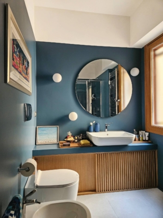 I sanitari sono della serie Vignoni di Simas, mentre il lavabo è di Catalano, con rubinetto Gio2 di Bongio. Il rivestimento a terra è Skin di Cotto d'Este. Le ante del mobile sono in rovere, realizzate su disegno da una falegnameria. www.simas.it, www.catalano.it, www.bongio.com, www.cottodeste.it I sanitari sono della serie Vignoni di Simas, mentre il lavabo è di Catalano, con rubinetto Gio2 di Bongio. Il rivestimento a terra è Skin di Cotto d'Este. Le ante del mobile sono in rovere, realizzate su disegno da una falegnameria. www.simas.it, www.catalano.it, www.bongio.com, www.cottodeste.it