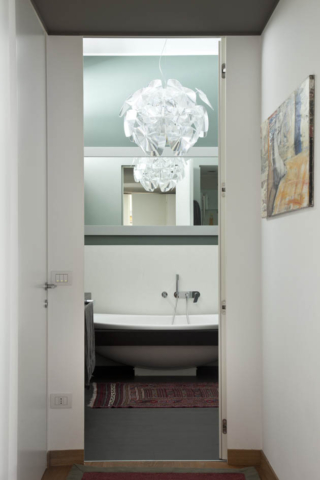 In bagno, davanti alla vasca, c’è un vecchio tappeto che in un’altra stanza avrebbe un sapore troppo retrò, ma in questa situazione diventa originale e di charme. A volte basta cambiare il posto per ottenere una trasformazione. In bagno, davanti alla vasca, c’è un vecchio tappeto che in un’altra stanza avrebbe un sapore troppo retrò, ma in questa situazione diventa originale e di charme. A volte basta cambiare il posto per ottenere una trasformazione.