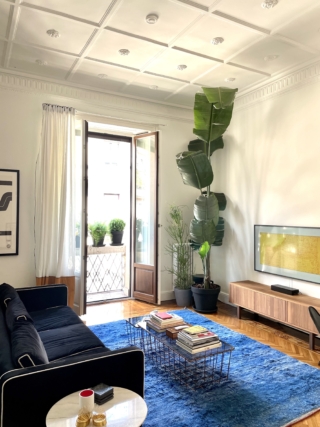 Un tappeto color Blu Klein, molto acceso, anima la sala e aggiunge un tocco contemporaneo alla casa d’epoca: lo sguardo si concentra subito su di lui. Un tappeto color Blu Klein, molto acceso, anima la sala e aggiunge un tocco contemporaneo alla casa d’epoca: lo sguardo si concentra subito su di lui.