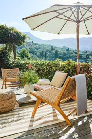 A righe: un terrazzo giocato nei toni naturali, con un tappeto outdoor a righe bianche e beige, che uniforma tutto l’arredo. A righe: un terrazzo giocato nei toni naturali, con un tappeto outdoor a righe bianche e beige, che uniforma tutto l’arredo.