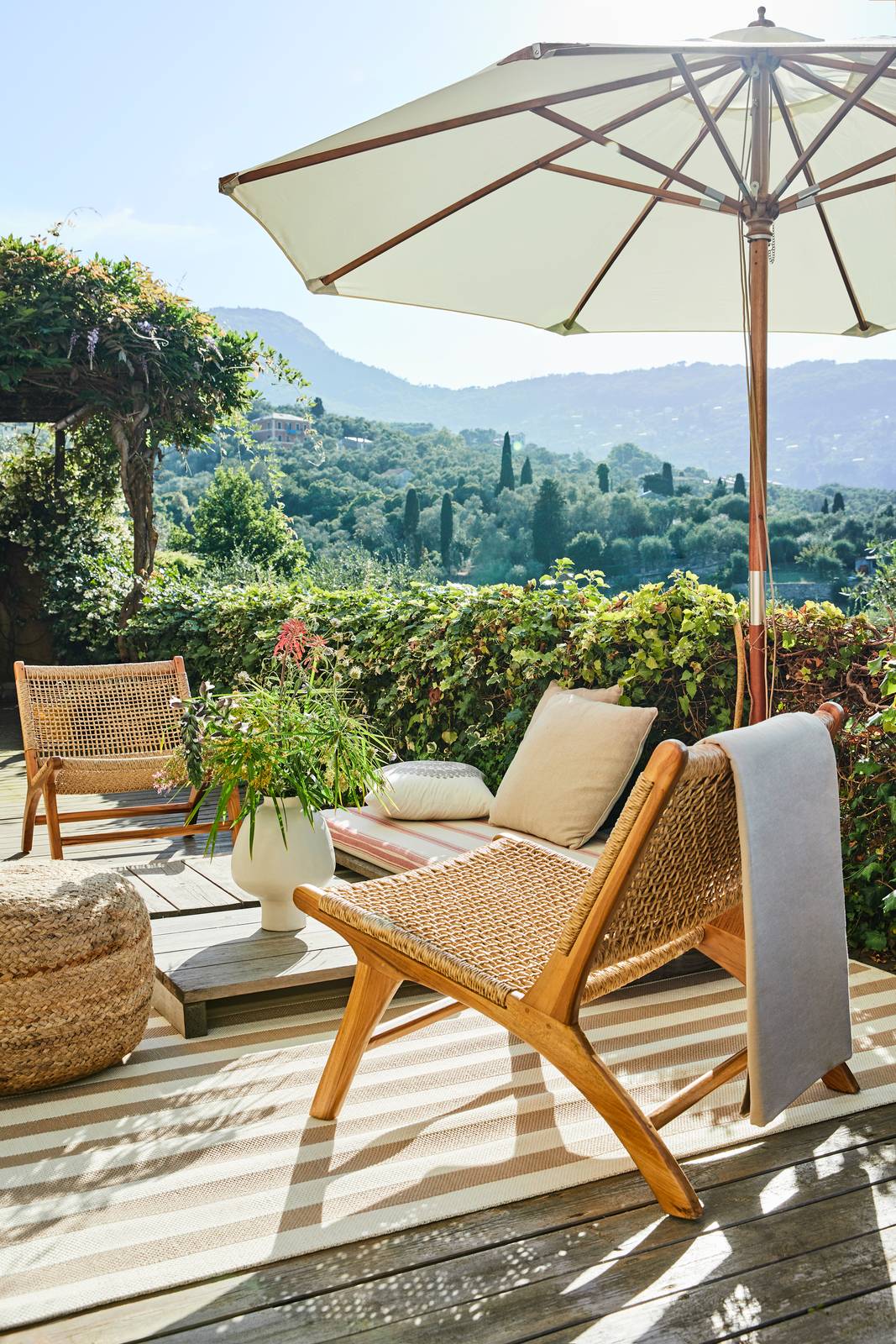 A righe: un terrazzo giocato nei toni naturali, con un tappeto outdoor a righe bianche e beige, che uniforma tutto l’arredo. A righe: un terrazzo giocato nei toni naturali, con un tappeto outdoor a righe bianche e beige, che uniforma tutto l’arredo.